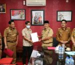 Bupati Lamsel Nanang Ermanto Serahkqn SK Komisaris Dan Direktur BUMD