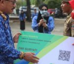 Sekdakab Lampung Selatan, Thamrin S.Sos., M.M. bagikan secara simbolis Kartu BPJS Ketenagakerjaan kepada bapak ibu THLS pada pelaksanaan Apel Bulanan