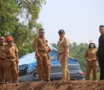 Bupati Lampung Selatan H. Nanang Ermanto meninjau progres pembangunan lintasan sirkuit motocross