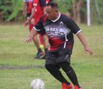 Usai meresmikan jalan poros yang menghubungkan Desa Sumber Sari dan Desa Kedaung, Bupati Lampung Selatan menyempatkan untuk berlaga bermain bola bersama masyarakat Kecamatan Sragi